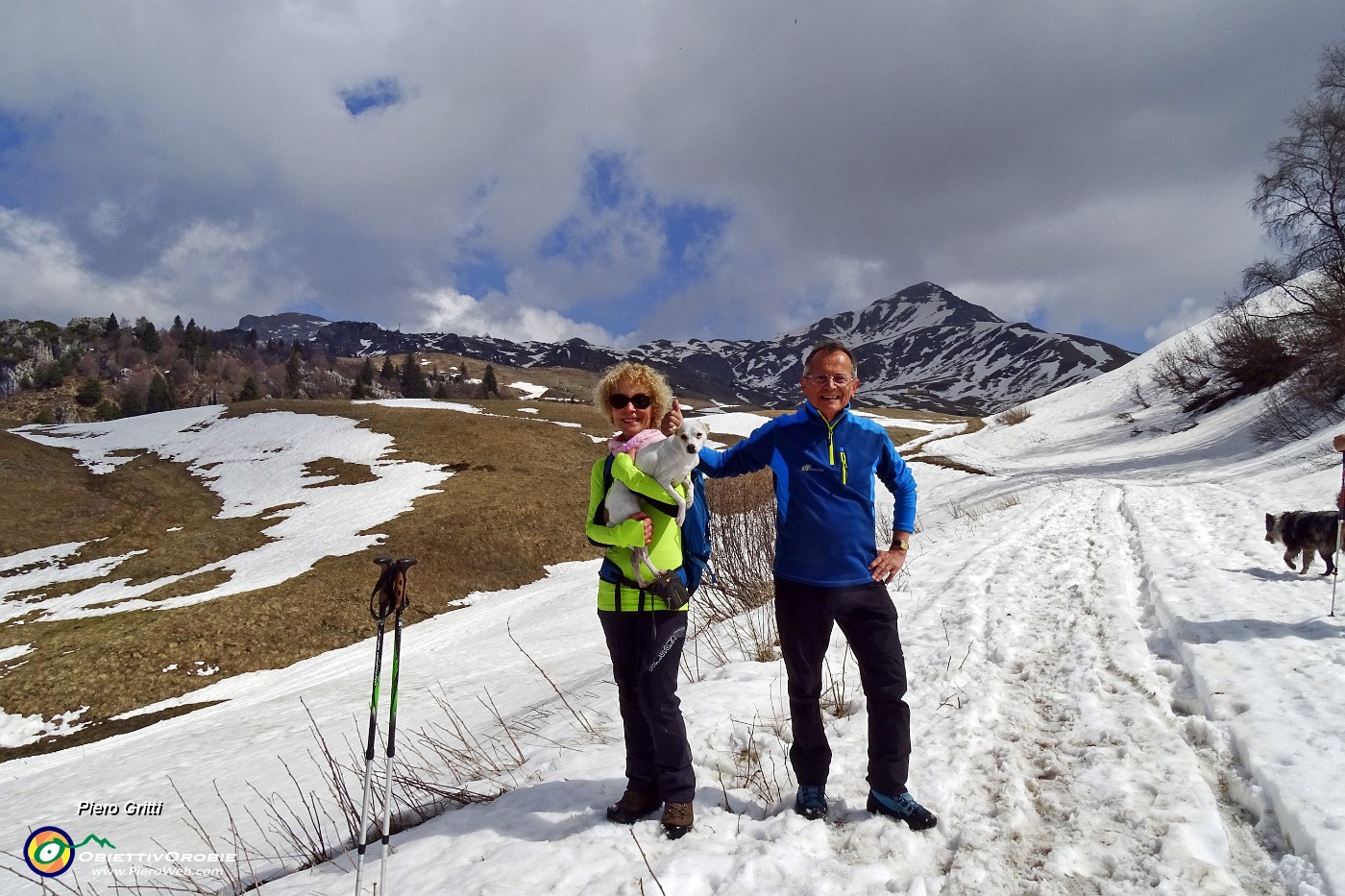 02 Ancora strisciate di neve ai Piani d'Artavaggio.JPG -                                